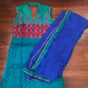 3 Piece Raw Silk Indian Outfit. Size XS-S.